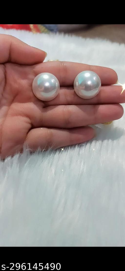 Pearl studs