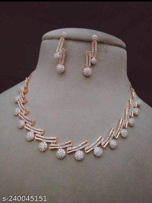 Beautiful-Gold-Diamond-Necklace-Women
