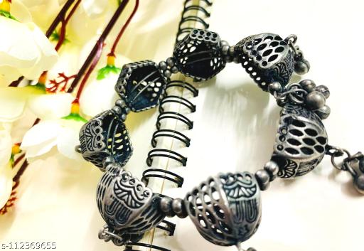 Y?VI: Silver Look-Alike Antique Bangle